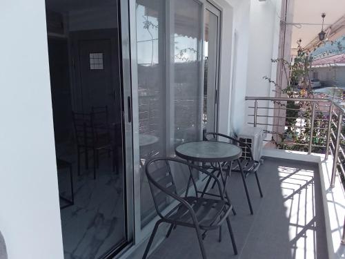 een patio met stoelen en een tafel op een balkon bij Petros house 3 in Nafplio