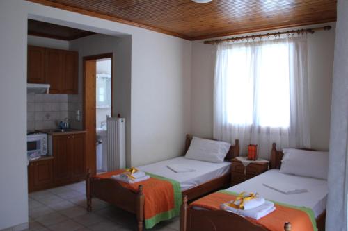 Un pat sau paturi într-o cameră la Stis Kyra - Vasilikis
