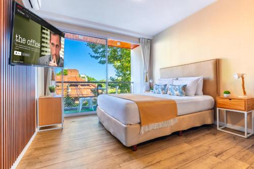sypialnia z łóżkiem i telewizorem z płaskim ekranem w obiekcie Luxury Apartments In Palermo w BuenosAires