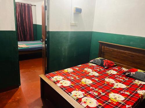 Un dormitorio con una cama con una manta con vacas. en Sahas Guest House en Boralesgamuwa