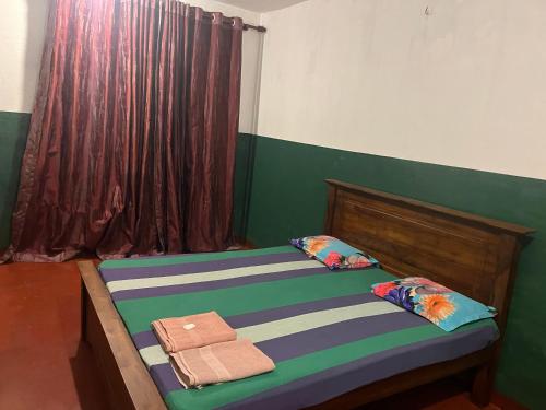 1 cama con 2 almohadas en una habitación en Sahas Guest House, en Boralesgamuwa