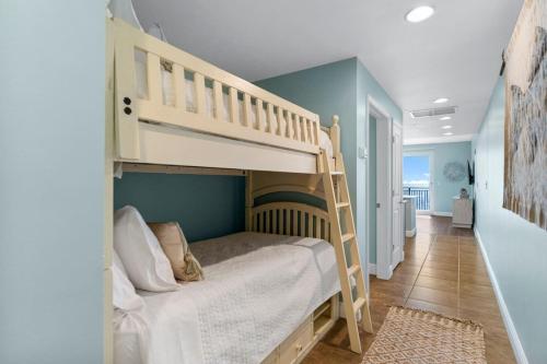 ein Schlafzimmer mit einem Etagenbett mit Leiter in der Unterkunft Sterling Breeze 1003 in Panama City Beach