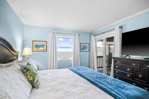 um quarto com uma cama com uma cómoda e uma janela em Almost Heaven em Myrtle Beach