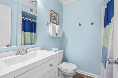 uma casa de banho com um lavatório branco e um WC. em Almost Heaven em Myrtle Beach