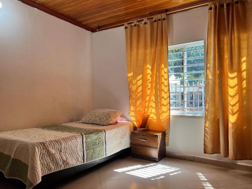 a bedroom with a bed and a window at Apartamento Premium Cerca de Todo in Valledupar