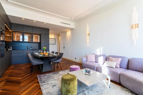 un salon avec un canapé et une table dans l'établissement croisette appartement 3 chambres The Six, à Cannes