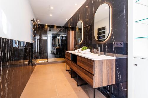 une salle de bain avec un lavabo et un miroir dans l'établissement croisette appartement 3 chambres The Six, à Cannes