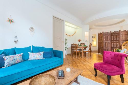 un salon avec un canapé bleu et une table dans l'établissement Center apartment with lots of charm, à Lille