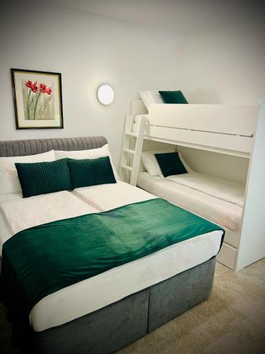 Un dormitorio con dos literas y una cama. en Hotel Genta, en Salzburgo