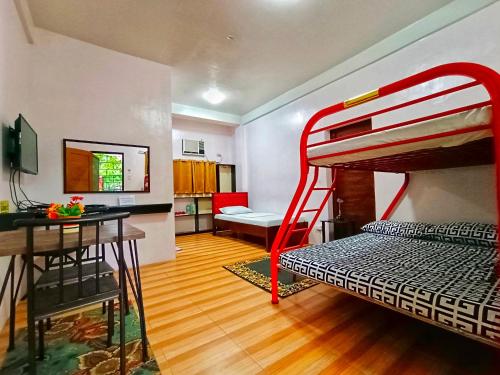 - un salon avec des lits superposés et un bureau dans l'établissement Monte Rio Gardens Bed & Breakfast, à Alaminos
