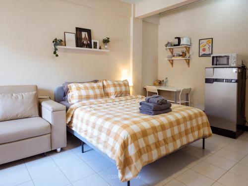 a small bedroom with a bed and a chair at 204hideaway-Local Room with Street Food only 15 min walk to Skytrain in Bangkok