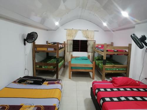 Hotel low cost في لا دورادا: غرفة بها أربعة أسرة بطابقين في غرفة