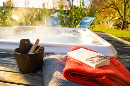 a towel sitting on a table next to a bath tub at Le Village des Templiers in Trie-Château