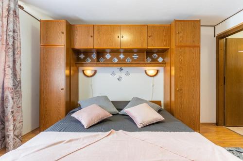 En eller flere senge i et værelse på Apartmani Medena, Cres