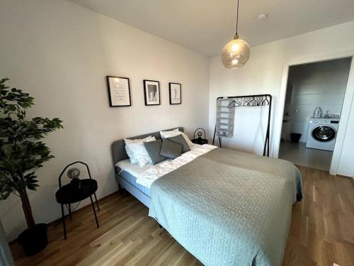 1 dormitorio con 1 cama y una maceta en Stilvolle Wohnung mit Balkon, en Viena