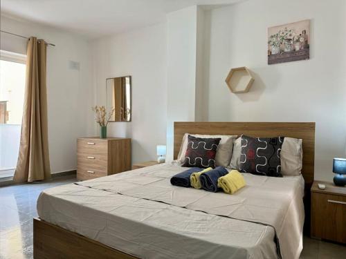 1 dormitorio con 1 cama grande y 2 almohadas en MIVE-Delux Three Bedroom Apartment in Marsaskala, en Marsaskala