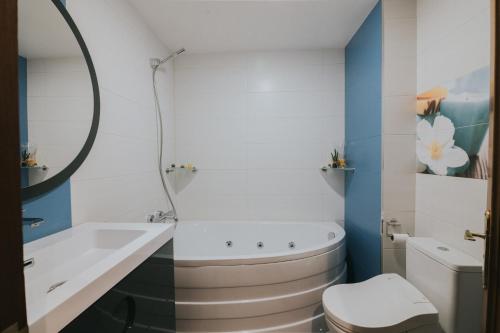 La salle de bains est pourvue d'une baignoire blanche et de toilettes. dans l'établissement Apartamento Siervas de Jesús, à Haro