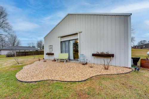 Zahrada ubytování Missouri Couples Retreat Shouse with Patio, Yard
