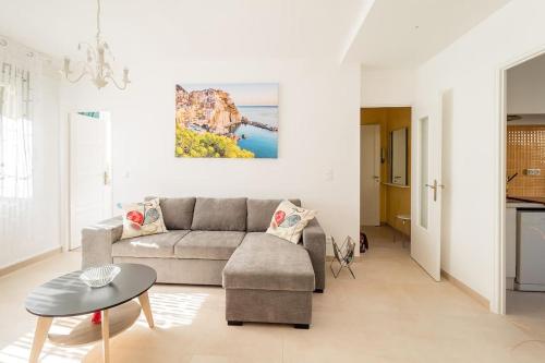 un salon avec un canapé et une table dans l'établissement Dolce Vita, T4 avec clim, pkg, à Montpellier