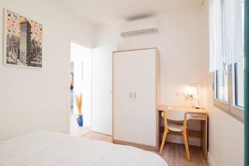 - une chambre avec un lit et un bureau avec un miroir dans l'établissement Dolce Vita, T4 avec clim, pkg, à Montpellier