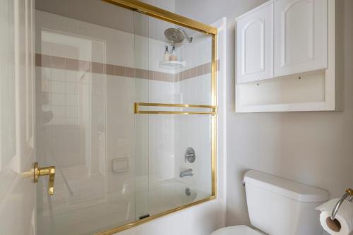 baño con ducha y aseo blanco en 1BR Suite Overlooking Vineyard, en Plymouth