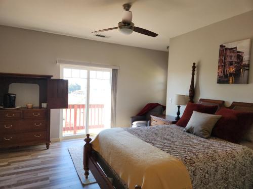 A bed or beds in a room at 1BR Suite Overlooking Vineyard