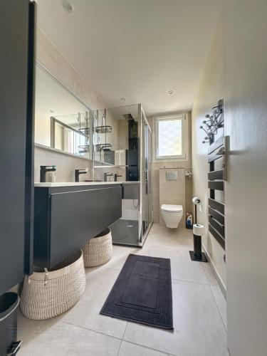 La salle de bains est pourvue d'un lavabo et de toilettes. dans l'établissement AGENCIA appartement 2 Pièces lumineux terrasse, à Cannes