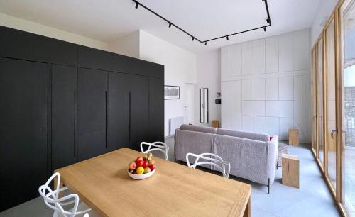 una stanza con un tavolo con un cesto di frutta di Modern Loft in Paris Montreuil a Montreuil