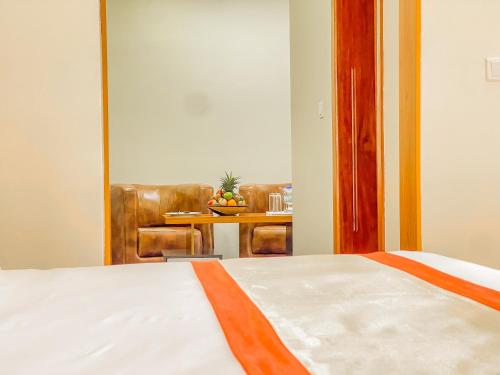 1 dormitorio con 1 cama y 1 mesa con silla en Junior Suite at Amikus Hotel, 