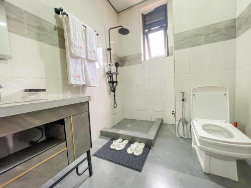 a bathroom with a toilet and a sink at Junior Suite at Amikus Hotel 