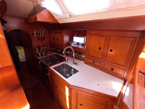 uma vista superior de uma cozinha num trailer em Yachtsail Alicia 20 meter em Olbia