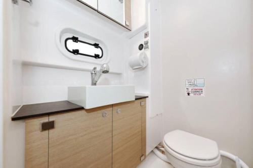 a bathroom with a toilet and a sink at Catamarano 43 Foil e Kite Equipment in Marina di Portisco