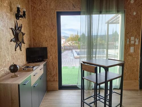 TV a/nebo společenská místnost v ubytování La cabane des jours heureux