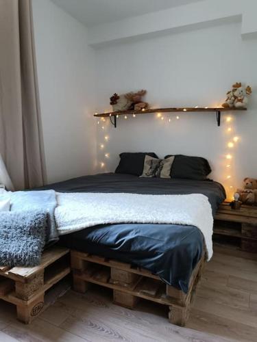 une chambre avec un grand lit avec des lumières dessus dans l'établissement T2 Ultra Cosy En Hypercentre, à Tarare