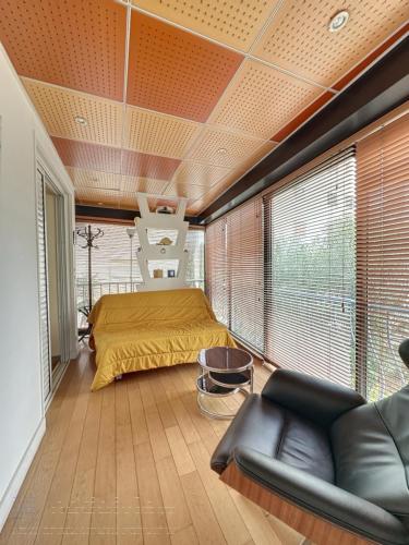 une chambre avec un lit et un canapé dans l'établissement AGENCIA appartement 2 pièces au PALM-BEACH, à Cannes