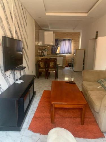 een woonkamer met een bank en een salontafel bij Bijilo Appartments in Bijilo
