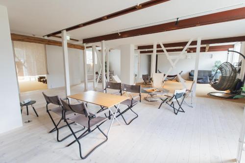 a dining room with a table and chairs at Square 8 HAKUBA RETREAT by UNPLAN in Hakuba