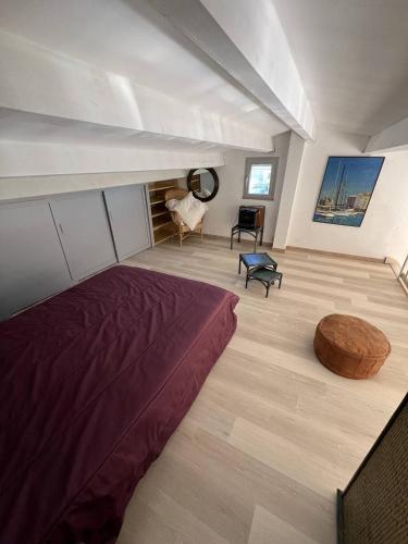 une chambre avec un lit et une table dans une pièce dans l'établissement MAISONS SUR LA PLAGE Joli 3 pièces mezzanine 1ère ligne vue mer Richelieu Cap d'Agde, au Cap d'Agde