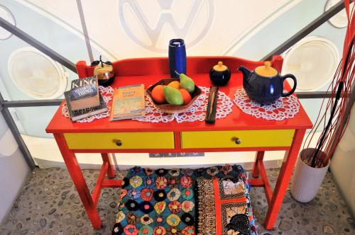 un tavolo rosso e giallo con frutta di Magic Bus a Kíssamos