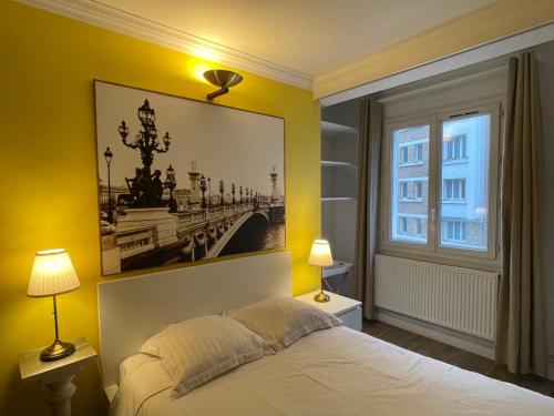 パリにあるRed Flat Parisのベッドルーム1室(ベッドの上に大きな絵付)