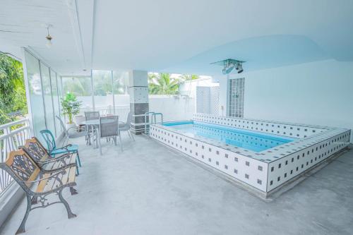una grande piscina in un soggiorno di Utopia Kata By RoomQuest a Phuket