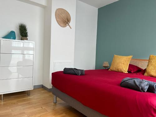 ein Schlafzimmer mit einem roten Bett und einer weißen Kommode in der Unterkunft Loft moderne vue Vieux Port Terrasse Rooftop in Marseille