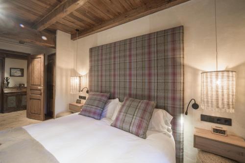 Een bed of bedden in een kamer bij Pleta del Tarter Lodge & SPA