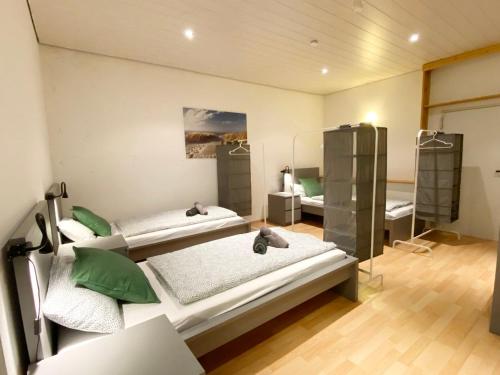 Cette chambre comprend 2 lits et un miroir. dans l'établissement Spacious workers loft in Pforzheim, à Pforzheim