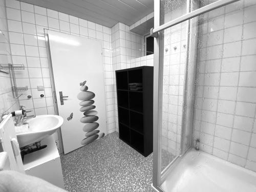 uma casa de banho com um chuveiro e um lavatório. em Spacious workers loft in Pforzheim em Pforzheim