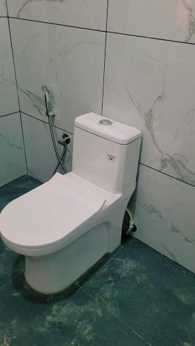 馬拉布蘭的住宿－S N M ROOM，浴室设有白色卫生间和瓷砖墙