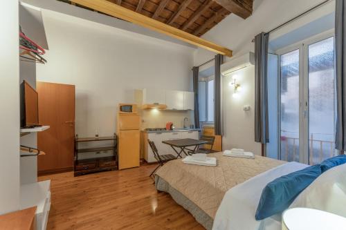 um quarto com uma cama, uma mesa e uma cozinha em Pellegrino 86 apartments - 101 Flat in Rome em Roma