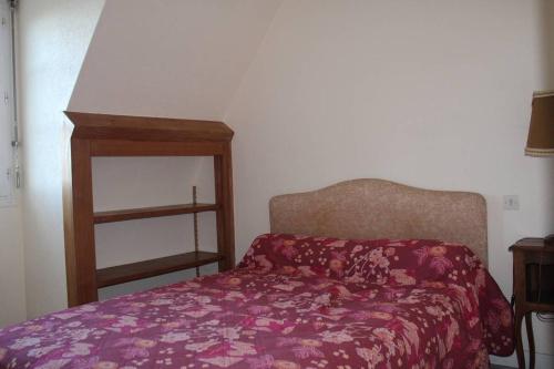 - une chambre avec un lit et une couverture violette dans l'établissement 702 - Maison face à la plage au Domaine De Lanruen, à Le Val