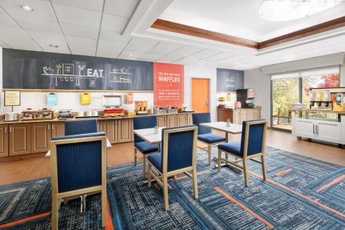 uma sala de aula com mesas e cadeiras e um quadro-negro em Hampton Inn Columbia, MD em Columbia