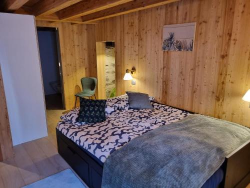 - une chambre avec un lit et une chaise verte dans l'établissement LA CORTE ANTEY - Pilier, à Antey-Saint-André